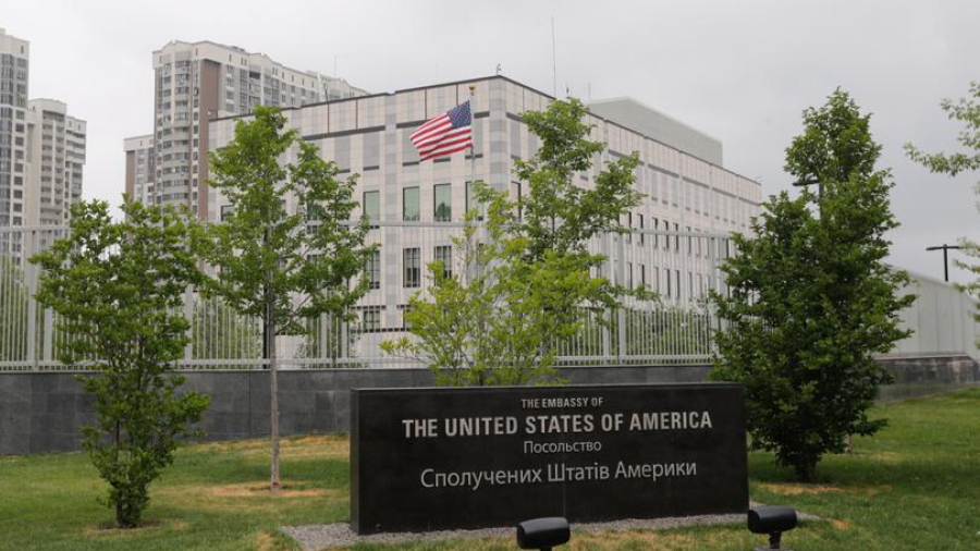 epa09705618 (FILE) - A general view of the US Embassy in Kiev, Ukraine, 08 June 2017 (Reissued 23 January 2022). The US State department announced the reduction of staff levels in their embassy in Kyiv, starting with nonessential personnel and family members. EPA/SERGEY DOLZHENKO *** Local Caption *** 53572876